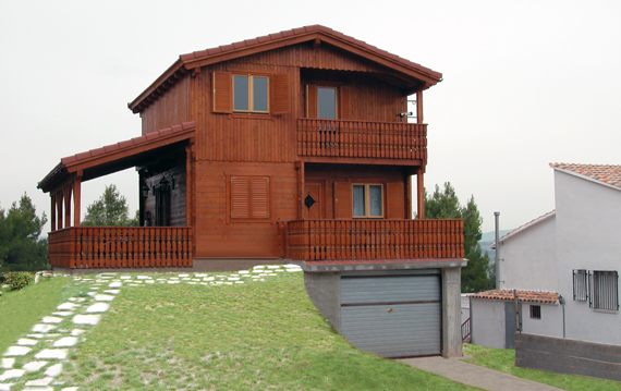 Casa de madera de tronco con garaje