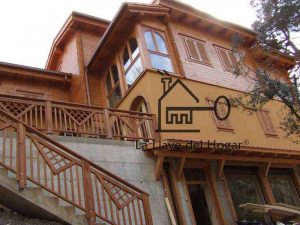 espectacular casa que combina fachada de obra y madera con barandillas exteriores de diseño