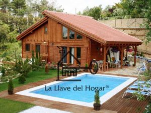 casa de madrera de diseño moderno con piscina