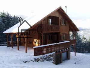 casa de madera nevada con tejado de pizarra