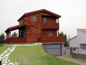 vivienda de madera de dos plantas sobre garaje de obra