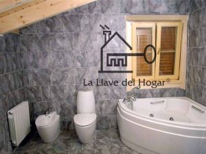 baño alicatado con bañera de hidromasaje