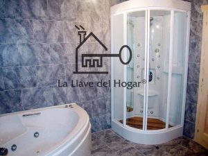 baño con bañera y ducha de hidromasaje