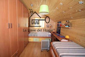 dormitorio de madera con dos camas individuales