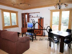 salón con suelo, ventanas y techo en madera