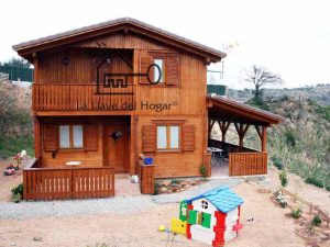 chalet de tronco recto en madera con porche integrado