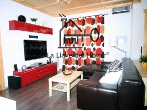 sala de estar con paredes blancas y suelo de madera