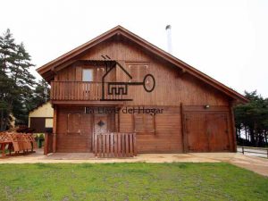 chalet de dos plantas con garaje en madera incorporado