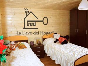 habitación doble con dos camas individuales y paredes en madera