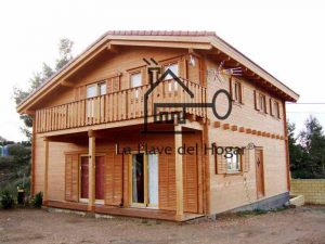 fachada de casa de madera de tronco recto con porticones correderos y balcón con barandilla