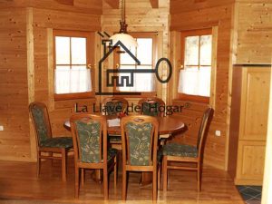 comedor acabado todo en madera, vigas del techo vistas y decorativas