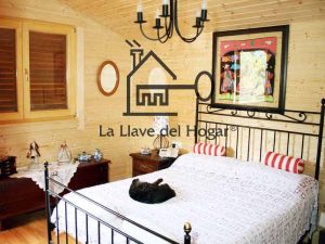 dormitorio principal con paredes en tablilla