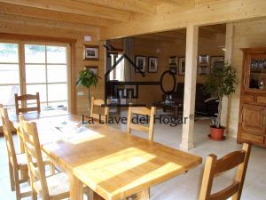 salón comedor con forjado de planta piso con vigas vistas de madera