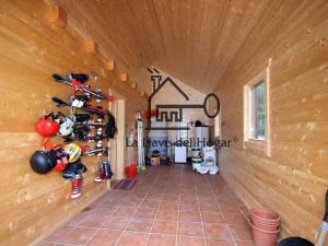 interior de garaje de madera en zona de esquí acoplado a la vivienda principal