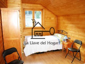 dormitorio individual con paredes compuesta por friso de madera de abeto de los alpes