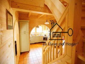 Escalera de madera en vivienda prefabricada