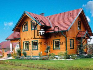 chalet de madera con varias cubiertas y ventanas color verde