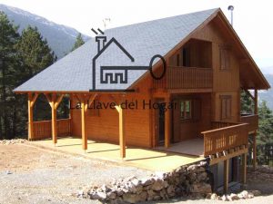casa de madera modelo Cadí con tejado de pizarra y dos porches laterales