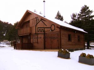 casa de madera modelo cadí con garaje incorporado en pistas de esquí paisaje nevado