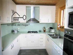 cocina moderna con sobre de silestone