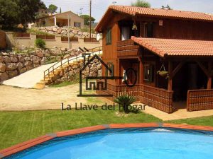 vista exterior de una casa de madera con piscina