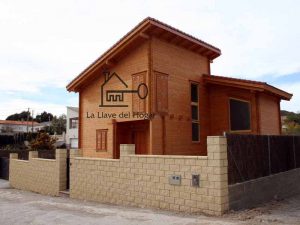 casa de madera moderna con grandes ventanales y diseño personalizado