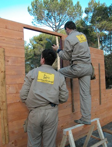 Montadores de La Llave del hogar comenzando a construir una casa de madera