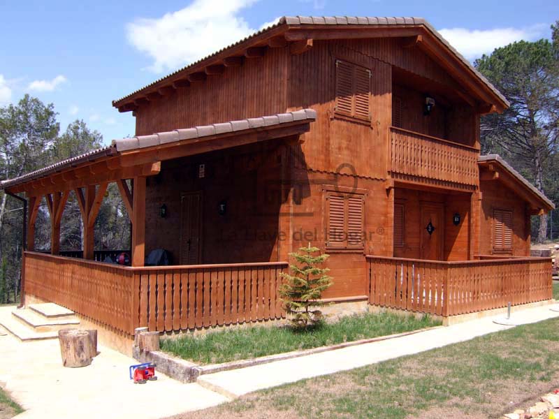 casa de madera con porche integrado