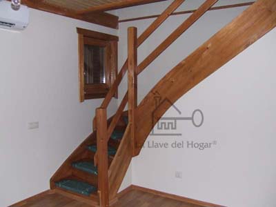 escaleras de madera con alfombras