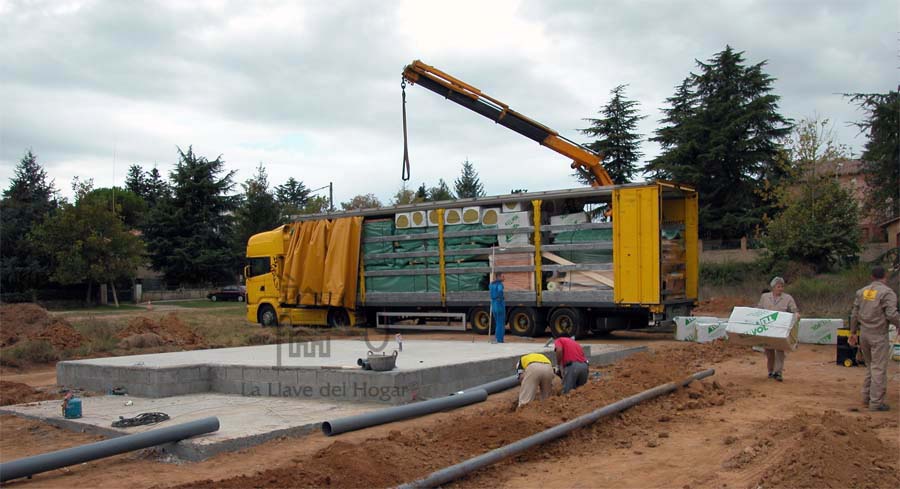 llegada del camión con la casa de madera a construir