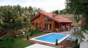 Casa de madera acabado tronco modelo Urbión 175 con piscina