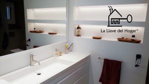 baño con lavamanos blanco de diseño y moderno